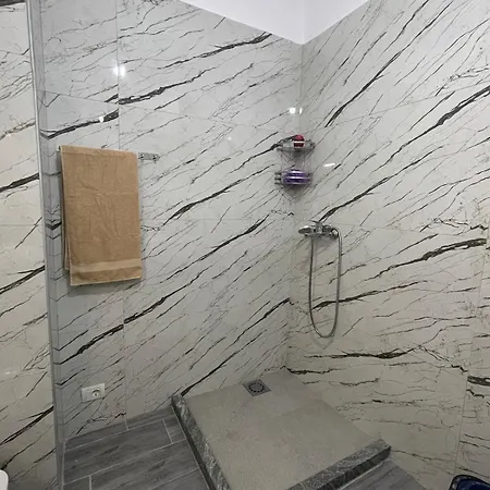 アパート Ferit's Near Myslym Shyri